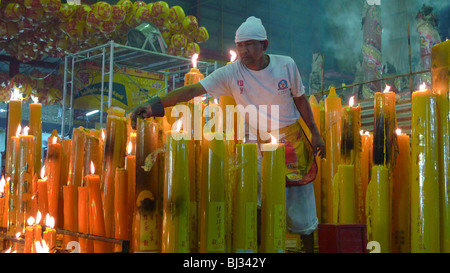 Thailandia gigante di illuminazione candele ad Anno Nuovo Cinese evento, Chinatown, Bangkok. Fotografia di SEAN SPRAGUE Foto Stock