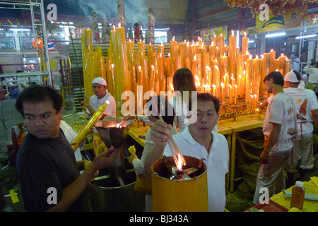 Thailandia gigante di illuminazione candele ad Anno Nuovo Cinese evento, Chinatown, Bangkok. Fotografia di SEAN SPRAGUE Foto Stock