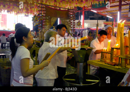 Thailandia gigante di illuminazione candele ad Anno Nuovo Cinese evento, Chinatown, Bangkok. Fotografia di SEAN SPRAGUE Foto Stock