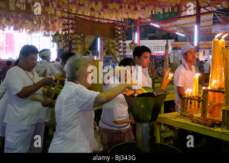 Thailandia gigante di illuminazione candele ad Anno Nuovo Cinese evento, Chinatown, Bangkok. Fotografia di SEAN SPRAGUE Foto Stock