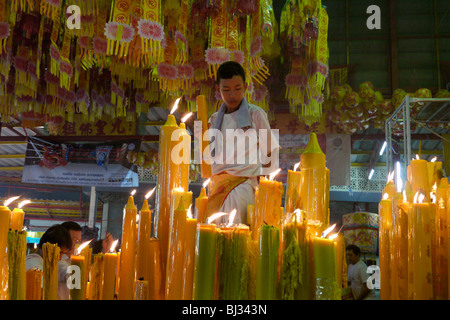 Thailandia gigante di illuminazione candele ad Anno Nuovo Cinese evento, Chinatown, Bangkok. Fotografia di SEAN SPRAGUE Foto Stock