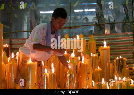 Thailandia gigante di illuminazione candele ad Anno Nuovo Cinese evento, Chinatown, Bangkok. Fotografia di SEAN SPRAGUE Foto Stock