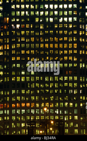 Canary Wharf Tower visto attraverso una lente lungo da tutta West India Docks, Docklands di Londra, Foto Stock