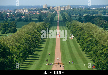 I 3 chilometri di strada diritta in lontananza verso il Castello di Windsor in estate sole durante la equestrian 3-evento della durata di un giorno Foto Stock