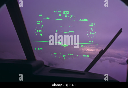 Attraverso il parabrezza di un Royal Air Force C-130-J Hercules per vedere un piloti-eye della sua testa fissa-up-display (HUD). Foto Stock