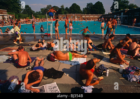 Durante una ondata di caldo, centinaia di Londra Sud residenti crogiolarsi nella gloriosa meteo al Brockwell (Brixton) Lido. Foto Stock