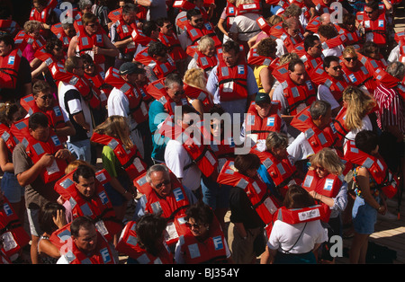 I passeggeri di Carnival Cruise divertente estasi nave crociera relazione al top sun deck per un obbligo di esercitazione di sicurezza. Foto Stock