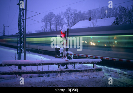 La barriera di un austriaco di passaggio a livello è stato abbassato per fermare il traffico e consentire una ad alta velocità ICE-T treno per passare a. Foto Stock