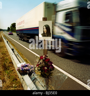 Un memorial è stato posto dove 'Amy' morirono sulla A27 vicino Binstead, Sussex, Inghilterra. Foto Stock