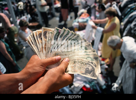 Una diffusione di vecchi Zloty polacco di banconote sono sparsi nelle mani di un mercato privato commerciante nel centro di Varsavia. Foto Stock