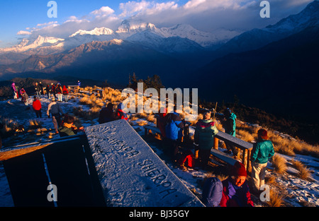 Il trekking e le guide si riuniranno presso Poon Hill high nella Pedemontana himalayana di vedere un gelido alba panoramica. Foto Stock