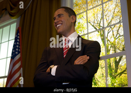 Waxwork figura di Barack Obama in una ricreazione dell'Ufficio Ovale. Foto Stock