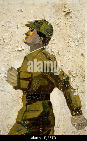 La pelatura del mural mostra il fisico di stile russo tecniche marching visto in questo esercito boot camp nella ex Germania orientale (DDR) Foto Stock