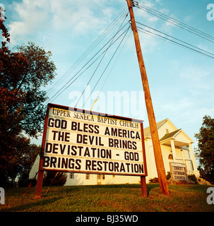 Giorni dopo l'11 settembre a New York e Washington DC, un segno ortografico un messaggio di fede e di patriottismo. Foto Stock