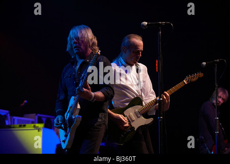 Rick Parfitt (sinistra) e Francesco Rossi (camicia bianca) della banca rock Status Quo giocare chitarre elettriche sul palco durante il tour. Foto Stock