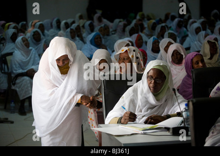 Onorevoli colleghe che frequentano la prima conferenza internazionale su Womens' sfida nel Darfur Foto Stock