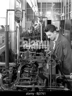 Monotype. macchina di colata ad una società di stampa, Mexborough, South Yorkshire, 1959. Artista: Michael Walters Foto Stock