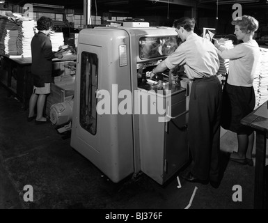 Lavoratori presso una società di stampa, Mexborough, South Yorkshire, 1959. Artista: Michael Walters Foto Stock