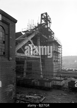 La modernizzazione del South Yorkshire bacini, Cadeby Colliery, vicino a Doncaster, 1956. Artista: Michael Walters Foto Stock