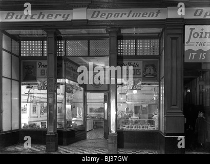 Esterno del Reparto di macelleria, Barnsley Co-op, South Yorkshire, 1956. Artista: Michael Walters Foto Stock
