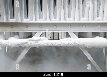 La brina si accumula sulla raffreddamento esterno i processori del refrigerante Foto Stock