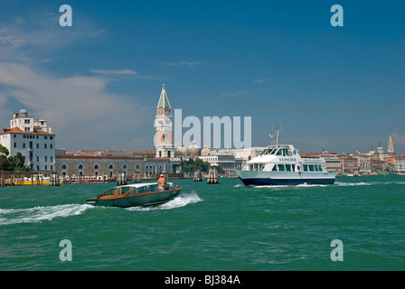 Accelerazione dei processi di barche che viaggiano lungo il Canal Grande a Venezia. Foto Stock