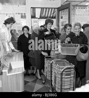 Apertura di Brough il supermercato, Thurnscoe, South Yorkshire, 1963. Artista: Michael Walters Foto Stock