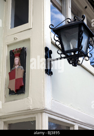 La protezione e la figura su edificio in Stamford Lincs Foto Stock