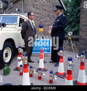 Derbyshire commissario di polizia della presa in consegna dei due nuovi Land Rover, Matlock, Derbyshire, 1969. Artista: Michael Walters Foto Stock