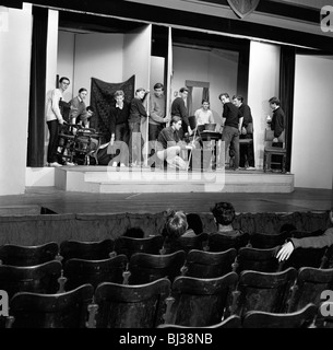 Una scena da Terence Rattigan play, Ross, Worksop College, Nottinghamshire, 1963. Artista: Michael Walters Foto Stock