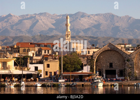 Porto di Chania, affacciato sul White Mountains, Lefka Ori, Chania, Creta, Grecia, Europa Foto Stock