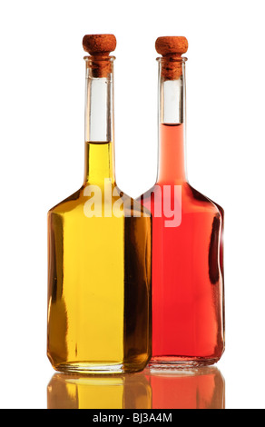 Bottiglie di golden olio d'oliva e di aceto di vino rosso isolato su sfondo bianco Foto Stock