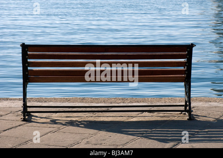 Panca in legno sul lungomare vicino a Chania, Creta, Grecia, Europa Foto Stock