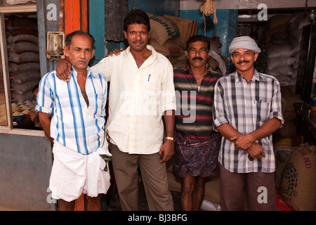 India Kerala, Calicut, Kozhikode, grande Bazaar, gruppo di uomini in grossista alimentare Foto Stock