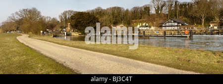 Il fiume il Tamigi a Cleeve Lock e Weir vicino a Goring, Oxfordshire, Regno Unito Foto Stock