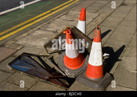 Il traffico coni stradali su marciapiede danno su una strada di Uxbridge West London MIDDLESEX REGNO UNITO Foto Stock