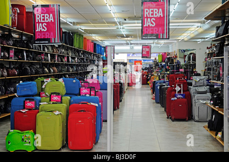 Rebajas, offerte speciali, shop, valigie, borse, Benidorm, Provinz Alicante, Spanien, Europa Foto Stock