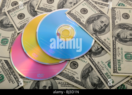 Dvd, cd, 100-fatture del dollaro, immagine simbolica per l'acquisto di documenti bancari, evasione fiscale, privacy Foto Stock