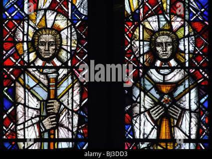 San Giacomo e San Giovanni in vetro colorato, la chiesa di Santa Maria, Prestbury, Gloucestershire, England, Regno Unito Foto Stock