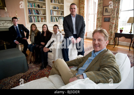 Celebrity Savile Row sarto e blogger Thomas Mahon con il suo staff presso la sua base di Carlisle Warwick Hall, Cumbra Regno Unito Foto Stock