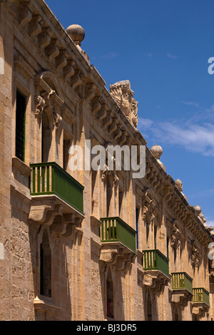 Il verde di un balcone che affaccia su una strada di La Valletta, la capitale di Malta Foto Stock