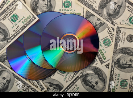 Dvd, cd, 100-fatture del dollaro, immagine simbolica per l'acquisto di documenti bancari, evasione fiscale, privacy Foto Stock