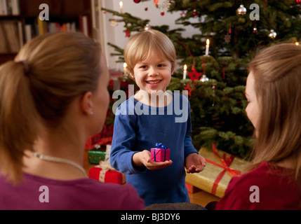 Ragazzo che mostra piccolo regalo di natale Foto Stock