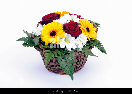 Bouquet di rose, margherite, gerbera, felci, disposti in un cestello Foto Stock