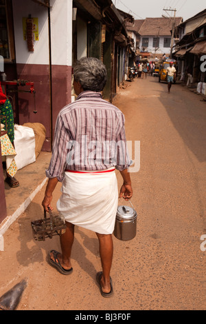 India Kerala, Calicut, Kozhikode, Halwa Bazaar, chai wallah l'erogazione di acqua calda tè del mattino a grossisti alimentari negozi Foto Stock