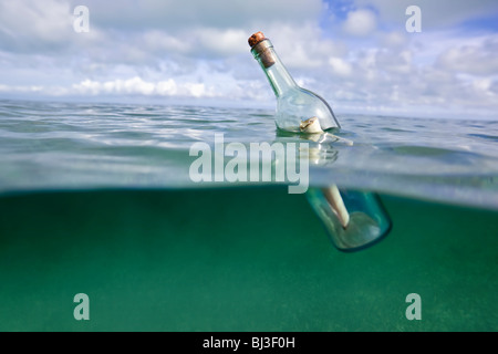 Un messaggio in bottiglia galleggianti in ocean Foto Stock