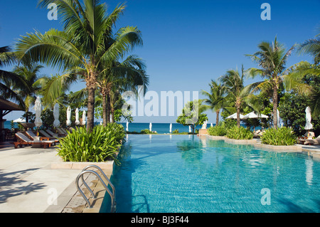 Piscina luxury hotel Layana Resort, Long Beach o Phra Ae Beach, Ko Lanta o Koh Lanta island, Krabi, Thailandia, Asia Foto Stock