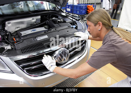 La Volkswagen AG, la produzione di autovetture per le opere in Wolfsburg. Assemblaggio finale della VW Tiguan, Sport Utility Vehicle Foto Stock