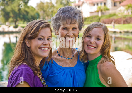 Due generazione nonna ritratto due adulti nipoti.natura ambiente naturale, giovane popolo signor © Myrleen Pearson Foto Stock