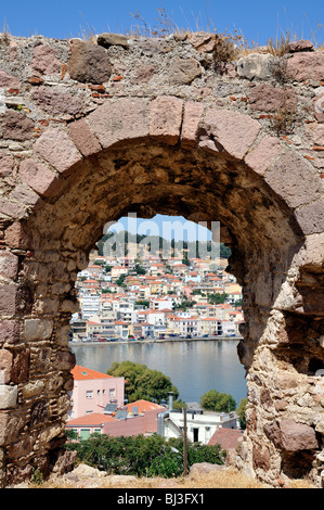 Vista della parte nord della città di Mitilene attraverso il castello, Lesbo Island, Grecia Foto Stock